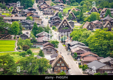 Gassho-zukuri case a Gokayama Village. Gokayama è stata iscritta nella Lista del Patrimonio Mondiale dell'Unesco grazie ai suoi tradizionali Gassho-zukuri case, a fianco vicino a Shirakawa-go nella Prefettura di Gifu. Foto Stock