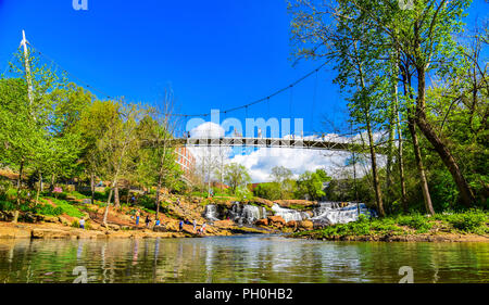 Il parco delle cascate del fiume Reedy e Ponte della Libertà Panorama Foto Stock