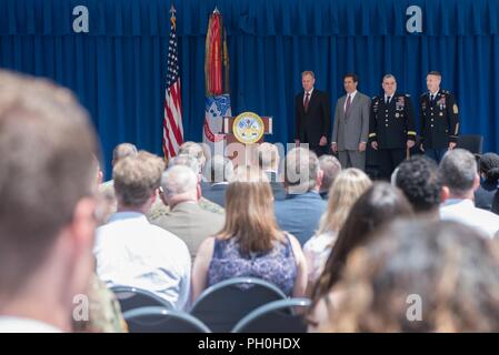 (Da sinistra) U.S. Il vice Segretario della Difesa Patrick M. Shanahan, segretario dell'esercito, il dottor Mark T. Esper, Capo di Stato Maggiore dell Esercito, Gen. Mark A. Milley e sergente maggiore dell'esercito, il comando Sgt. Il Mag. Daniel A. Dailey stand durante una cerimonia di commemorazione il 243th U.S. Compleanno di esercito nel cortile del Pentagono, Pentagono, Washington D.C., 14 giugno 2018. Foto Stock