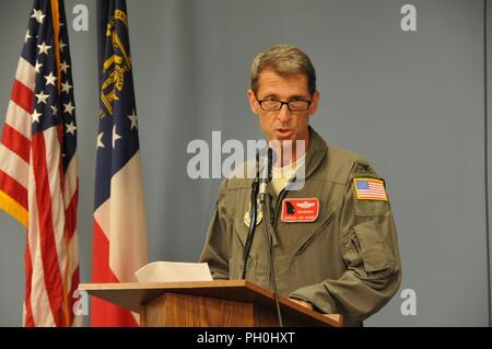 La 165Airlift Wing ha inaugurato un nuovo stato dell'arte di operazioni overnight con il taglio del nastro cerimonia tenutasi il 14 giugno a Savannah Air National Guard Base. Il Mag. Gen. Joe Jarrard, Aiutante Generale, Georgia per il Dipartimento della Difesa, il Mag. Gen. Jesse Simmons, Vice aiutante generale, Aria - Georgia la Guardia Nazionale e Col. Jim Marren, 165Airlift Wing, tutti hanno parlato di come il nuovo impianto andrà a beneficio di entrambe le missioni di stateside e all'estero, e meglio consentire l'ala per rispondere alle autorità federali, statali e le missioni locali quando sono chiamati. Il nuovo nove milioni di dollari di struttura sarà in grado di adattarsi meglio l'ala' Foto Stock