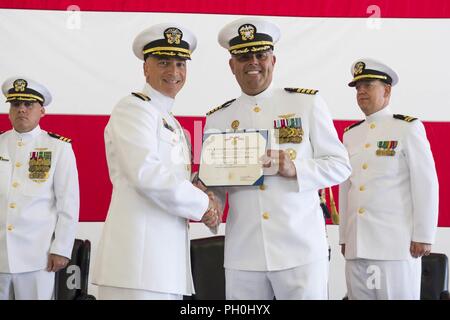 OAK HARBOR, nello Stato di Washington (14 giugno 2018) Commodore, il pattugliamento e ricognizione ala dieci (CPRW-10), Cap. Kevin D. presenta lungo il servizio meritevole Medal della Cmdr. Derrick W. Eastman durante la modifica del comando cerimonia per Patrol Squadron (VP-46) a Naval Air Station (NAS) Whidbey Island. Durante la cerimonia, la Cmdr. Michael D. Vescovo alleviato la Cmdr. Derrick W. Eastman come comandante della 'Grigio' dei Cavalieri di VP-46. Foto Stock