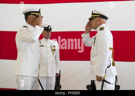 OAK HARBOR, nello Stato di Washington (14 giugno 2018) della Cmdr. Michael D. Vescovo, comandante in arrivo, Patrol Squadron (VP-46), saluta la Commodore, il pattugliamento e ricognizione ala dieci (CPRW-10), Cap. Kevin D. lungo, assumendo il comando durante la modifica del comando cerimonia per VP-46 a Naval Air Station (NAS) Whidbey Island. Durante la cerimonia, la Cmdr. Michael D. Vescovo alleviato la Cmdr. Derrick W. Eastman come comandante della 'Grigio' dei Cavalieri di VP-46. Foto Stock