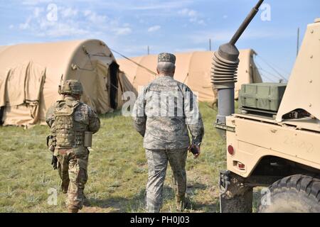 Arkansas' aiutante generale, il Mag. Gen. Mark H. Berry, visite Arkansas di soldati a Camp Guernsey, Wyoming durante un multi-campo dello stato di formazione di artiglieria esercizio operazione denominata Western sciopero. Vari elementi dall'Arkansas esercito Guardia Nazionale erano presenti a Camp Guernsey per l'esercitazione. Foto Stock