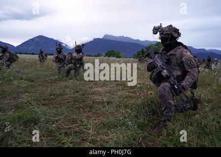 Stati Uniti Paracadutisti dell'esercito assegnati al 2° Battaglione, 503rd Reggimento di Fanteria, 173rd Brigata Aerea, osservare la zona dopo una operazione di aerei da C-17 Globemaster III durante l'esercizio colpo di baionetta est. Il 173rd Brigata aerea è l'U.S. Esercito di risposta di emergenza forza in Europa, in grado di proiettare le forze di pronto ovunque negli Stati Uniti Europeo, Africa Centrale o comandi in aree di responsabilità. Foto Stock