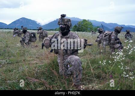 Stati Uniti Paracadutisti dell'esercito assegnati al 2° Battaglione, 503rd Reggimento di Fanteria, 173rd Brigata Aerea, osservare la zona dopo una operazione di aerei da C-17 Globemaster III durante l'esercizio colpo di baionetta est. Il 173rd Brigata aerea è l'U.S. Esercito di risposta di emergenza forza in Europa, in grado di proiettare le forze di pronto ovunque negli Stati Uniti Europeo, Africa Centrale o comandi in aree di responsabilità. Foto Stock