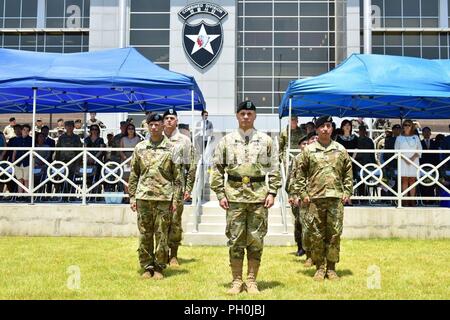 CAMP HUMPHREYS, Repubblica di Corea - Il Mag. Gen. D. Scott McKean, comandante generale di seconda divisione di fanteria ROK-U.S Divisione combinato con cavalletti in uscita (sinistra) Brig. Gen. Jonathan E. Howerton, vice comandante generale per la manovra; Brig. Gen. Thomas R. Drew, vice comandante generale di sostegno e di entrata (a destra) il Brig. Gen. Kim Yong Chul, l'entrata vice comandante generale per la Rok, Briga. Gen. Stephen J. Maranian, vice comandante generale di manovra, e Col. Michael C. McCurry, vice comandante per il supporto durante il vice Comandante generale della patch cerimonia svoltasi il 2° Inf Foto Stock