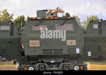 M142 High Mobility Artillery Rocket System (HIMARS) Veicoli con il primo battaglione, conti nella 623 a Campo reggimento di artiglieria, Kentucky esercito Guardia nazionale partecipando in sciopero Saber 18 di eseguire una missione antincendio a Bemoko Piskie, Polonia, 14 giugno 2018. Sciopero di Saber 18 facilita la cooperazione tra Stati Uniti, estone, lettone, lituano, polacco e di altri alleati e paesi partner per migliorare comune di capacità operative in una varietà di missioni. L'esercizio si prepara le nazioni partecipanti e la sua unità per operazioni future e migliorare al contempo la NATO. Foto Stock