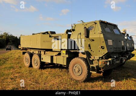 M142 High Mobility Artillery Rocket System (HIMARS) Veicoli con il primo battaglione, conti nella 623 a Campo reggimento di artiglieria, Kentucky esercito Guardia nazionale partecipando in sciopero Saber 18 di eseguire una missione antincendio a Bemoko Piskie, Polonia, 14 giugno 2018. Sciopero di Saber 18 facilita la cooperazione tra Stati Uniti, estone, lettone, lituano, polacco e di altri alleati e paesi partner per migliorare comune di capacità operative in una varietà di missioni. L'esercizio si prepara le nazioni partecipanti e la sua unità per operazioni future e migliorare al contempo la NATO. Foto Stock