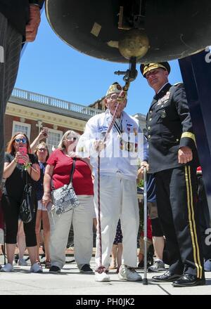 Il Mag. Gen. Troy Kok, il 99th Readiness comandante della divisione e Pvt. Alex Horanzy, il più vecchio soldato in presenza, che ha servito con la XLII divisione di fanteria e è un porto di perla anello superstite la Liberty Bell a conclusione della bandiera sollevamento cerimonia presso Independence Hall di Filadelfia, 14 giugno. Le strisce annuale e stelle festival celebra la U.S. Esercito e la bandiera americana in Philadelphia con diversi eventi nel corso di tutta la giornata. Foto Stock