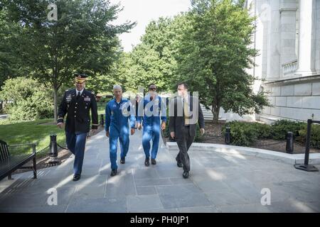 (Da sinistra) Col. Jerry Farnsworth, capo del personale, il Cimitero Nazionale di Arlington e l esercito nazionale i cimiteri militari; gli astronauti della NASA Mark Vande Hei (centro sinistra) e Joe Acaba (centro destra), e Tim Frank, storico, il Cimitero Nazionale di Arlington, a piedi al di fuori del Memorial anfiteatro presso il Cimitero Nazionale di Arlington Arlington, Virginia, 15 giugno 2018. Mentre a ANC, Vande Hei e Acaba presentato Col. Farnsworth con un ANC Patch dipendente che era volato a bordo della Stazione Spaziale Internazionale (ISS) durante spedizioni 53/54. Essi hanno inoltre presentato Col. Jason Garkey, comandante Regimental, 3d U Foto Stock