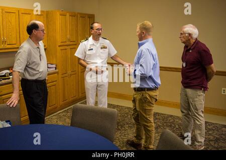 CHATTANOOGA, Tennessee (15 giugno 2018) della Cmdr. Paul Seitz, comandante, USS Tennessee (SSBN 734) Equipaggio di blu, e Broomfield, Colo., nativo, interagisce con i membri del Chattanooga Colazione Rotary Club al Rivermont Chiesa Presbiteriana durante la Marina Militare di Chattanooga settimana. Navy settimane sono progettati per collegare il pubblico con i marinai della marina militare, i programmi e le apparecchiature in tutto il paese. Ogni anno, America's Navy viene a casa a circa 15 città in tutto il paese per mostrare gli Americani perché avente una forte Marina è critica per il modo americano di vita. Foto Stock