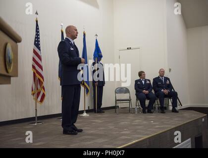 Col. Tim Donnellan, 124Fighter Wing Commander, indirizzi di aviatori, le famiglie e gli amici che frequentano il 124Missione Il gruppo di assistenza di Change il comando cerimonia Giugno 12, 2018 a Campo Gowen Boise, Idaho. Le osservazioni di apertura incluso evidenzia delle numerose realizzazioni di Col. Stephanie Sheppard, l'uscita 124MSG commander. Foto Stock