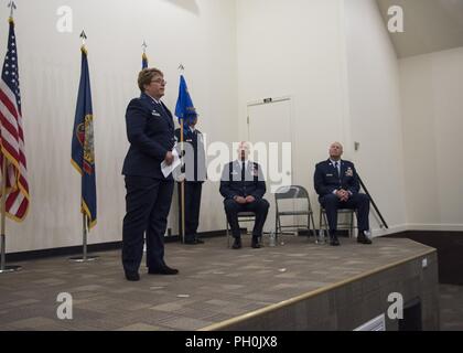 Col. Stephanie Sheppard, l'uscita 124a sostegno delle missioni comandante del gruppo, indirizzi aviatori, le famiglie e gli amici che frequentano il 124MSG cambiamento di cerimonia di comando Giugno 12, 2018 a Campo Gowen Boise, Idaho. Sheppard fornito una visione molto del lavoro duro il suo MSG aviatori eseguita durante il suo tempo come il loro comandante del gruppo. Foto Stock