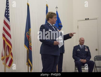 Col. Stephanie Sheppard, l'uscita 124a sostegno delle missioni comandante del gruppo, indirizzi aviatori, le famiglie e gli amici che frequentano il 124MSG cambiamento di cerimonia di comando Giugno 12, 2018 a Campo Gowen Boise, Idaho. Sheppard fornito una visione molto del lavoro duro il suo MSG aviatori eseguita durante il suo tempo come il loro comandante del gruppo. Foto Stock