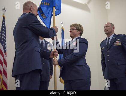 Col. Stephanie Sheppard, l'uscita 124a sostegno delle missioni comandante del gruppo, mani il msg guidon al Col. Tim Donnellan, 124Fighter Wing Commander, durante la 124a MSG cambiamento di cerimonia di comando Giugno 12, 2018 a Campo Gowen Boise, Idaho. Questo atto implica la rinuncia di Sheppard il comando del MSG. Foto Stock