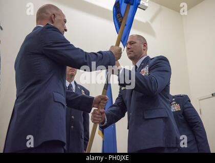 Col. Tim Donnellan, 124Fighter Wing Commander, passa il 124Missione Gruppo supporto guidon di Lt. Col. Eric Newman, l'entrata 124MSG commander, durante la 124a MSG cambiamento di cerimonia di comando Giugno 12, 2018 a Campo Gowen Boise, Idaho. Passando il guidon è una tradizione secolare che significa un cambiamento in una unità di leadership. Foto Stock