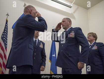 Lt. Col. Eric Newman, 124a sostegno delle missioni comandante del gruppo, saluta Col. Tim Donnellan, 124Fighter Wing Commander, dopo aver ricevuto il msg guidon durante la 124MSG cambiamento di cerimonia di comando Giugno 12, 2018 a Campo Gowen Boise, Idaho. Newman ha accettato il comando di MSG durante la cerimonia Foto Stock