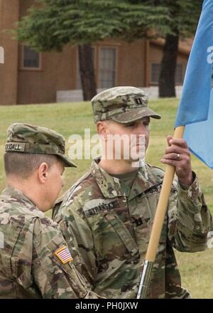 Il cap. Clayton Stransky, il comandante in entrata della sede centrale e sede società, U.S. Army Intelligence Center di eccellenza (USAICoE), riceve il guidon da Col. Douglas Woodall, Capo del personale di USAICoE e Fort Huachuca, durante un cambio del comando cerimonia marrone sul campo di parata di giugno 15. Foto Stock