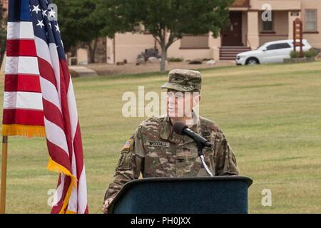 Col. Douglas Woodall, Capo di Stato Maggiore degli Stati Uniti Army Intelligence Center di eccellenza (USAICoE) e Fort Huachuca, rende commento durante un cambiamento di comando per la cerimonia del Quartier Generale e Sede Società, USAICoE marrone sul campo di parata di giugno 15. Foto Stock