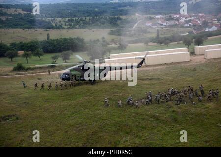 I soldati assegnati al Tennessee Guardia Nazionale 269della Polizia Militare Azienda osservare un assalto dell'aria estrazione durante le operazioni militari in Terreno urbano o MOUT, la porzione a Platinum Wolf 2018. Il serbo-led due-settimana, multinazionale di pace porta di esercizio più di 500 soldati, da 10 nazioni insieme per migliorare la cooperazione militare e l'interoperabilità in Serbia meridionale e Base Borovac Area Formazione, Giugno 11-22. Foto Stock