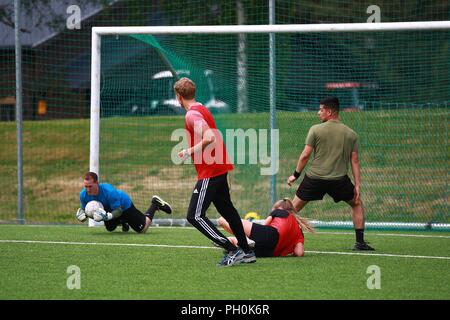 La British Royal Marines e U.S. Marines con Marine Force-Europe rotazionale 18.1 hanno gareggiato in una partita di calcio contro i soldati norvegesi con Home Guard 12 a Stordal, Norvegia, 15 giugno 2018. I marines segnato tre gol nella seconda metà per legare la partita a 4-4. Il gioco è solo una delle molte comunità e gli eventi di formazione i Marines prevedono di condurre con i loro alleati della NATO. Foto Stock