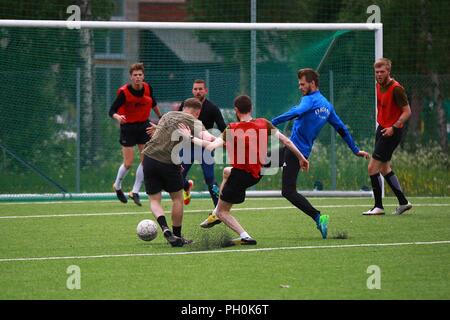 La British Royal Marines e U.S. Marines con Marine Force-Europe rotazionale 18.1 hanno gareggiato in una partita di calcio contro i soldati norvegesi con Home Guard 12 a Stordal, Norvegia, 15 giugno 2018. I marines segnato tre gol nella seconda metà per legare la partita a 4-4. Il gioco è solo una delle molte comunità e gli eventi di formazione i Marines prevedono di condurre con i loro alleati della NATO. Foto Stock