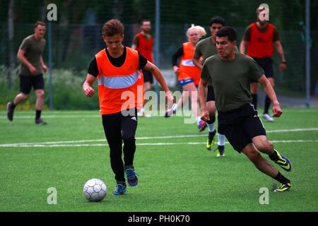 La British Royal Marines e U.S. Marines con Marine Force-Europe rotazionale 18.1 hanno gareggiato in una partita di calcio contro i soldati norvegesi con Home Guard 12 a Stordal, Norvegia, 15 giugno 2018. I marines segnato tre gol nella seconda metà per legare la partita a 4-4. Il gioco è solo una delle molte comunità e gli eventi di formazione i Marines prevedono di condurre con i loro alleati della NATO. Foto Stock