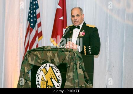 Stati Uniti Esercito gen. Gus Perna, Esercito Materiel Command comandante generale, dà il suo commento all'esercito compleanno sfera ospitata dalla associazione di Stati Uniti Esercito di Huntsville, Alabama, 15 giugno 2018. Gli Stati Uniti Esercito festeggia il suo compleanno 243. Foto Stock