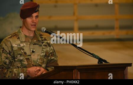 Reno ORDNANCE caserma, Germania - i soldati del cielo da 1-143 Reggimento di Fanteria, 173rd Airborne Brigade addio ad uscente comandante del battaglione Lt. Col. Kurt Cyr e in arrivo benvenuto comandante del battaglione Lt. Col. Gorby. Foto Stock