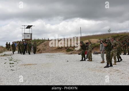 Gen. Ljubisa Dikovic, capo del personale di carattere generale per le forze armate serbe, visite a sud di base e la formazione Borovac Area, Giugno 15, 2018 a osservare le dimostrazioni di formazione durante la fase di esercizio Platinum Wolf 2018. Qui egli visite con soldati provenienti da le forze armate serbe a seguito di una non letali armi di dimostrazione guidata da membri dell'U.S. Dell'esercito e 838th 269Polizia Militare aziende, dall'Ohio e Tennessee guardie nazionali, rispettivamente. Le due settimane di multinazionali di esercizio per il mantenimento della pace offre più di 500 soldati da 10 unite assieme per migliorare la cooperazione militare e interoper Foto Stock