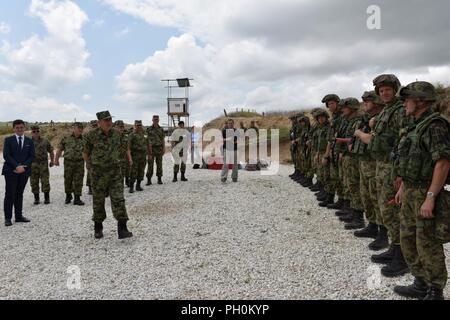 Gen. Ljubisa Dikovic, capo del personale di carattere generale per le forze armate serbe, visite a sud di base e la formazione Borovac Area, Giugno 15, 2018 a osservare le dimostrazioni di formazione durante la fase di esercizio Platinum Wolf 2018. Qui egli visite con soldati provenienti da le forze armate serbe a seguito di una non-letali armi di dimostrazione guidata da membri dell'U.S. Dell'esercito e 838th 269Polizia Militare aziende, dall'Ohio e Tennessee guardie nazionali, rispettivamente. Le due settimane di multinazionali di esercizio per il mantenimento della pace offre più di 500 soldati da 10 unite assieme per migliorare la cooperazione militare e interope Foto Stock