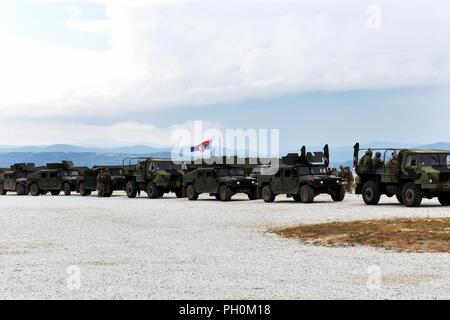 I soldati assegnati al Tennessee Guardia Nazionale 269della Polizia Militare Azienda preparare per condurre montato tattiche di pattuglia a esercitare il platino Wolf 2018, 15 giugno 2018. Il serbo-led due-settimana, multinazionale di pace porta di esercizio più di 500 soldati, da 10 nazioni insieme per migliorare la cooperazione militare e l'interoperabilità in Serbia meridionale e Base Borovac Area Formazione, Giugno 11-22. Foto Stock