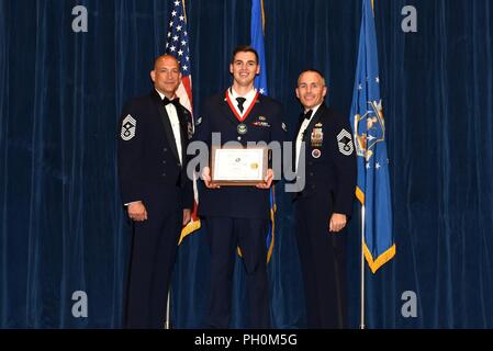 Senior Airman Michael caso, dal 179th Airlift Wing, riceve l'illustre laureato Award per Airman leadership school Blended Learning corso 18-7 classe dal Chief Master Sgt. Ed Walden, il comando Capo Comandante Sergente dell'136Airlift Wing, e Chief Master Sgt. Winfield Hinkley, Comandante della Paolo H. Lankford arruolato Centro PME, qui, 15 giugno 2018 all'I.G. Brown di formazione e istruzione nel centro di Louisville, Tennessee L'illustre laureato Award è presentato al top 10 percento della classe. Foto Stock