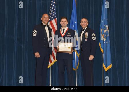 Senior Airman Scott Squadere, da 139a di medicina aeronautica squadrone di evacuazione, riceve l'illustre laureato Award per Airman leadership school Blended Learning corso 18-7 classe dal Chief Master Sgt. Ed Walden, il comando Capo Comandante Sergente dell'136Airlift Wing, e Chief Master Sgt. Winfield Hinkley, Comandante della Paolo H. Lankford arruolato Centro PME, qui, 15 giugno 2018 all'I.G. Brown di formazione e istruzione nel centro di Louisville, Tennessee L'illustre laureato Award è presentato al top 10 percento della classe. Foto Stock