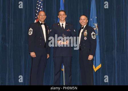 Senior Airman Tyler Carlson, dal 103 Airlift Wing, riceve la Leadership Award per Airman leadership school Blended Learning corso 18-7 classe dal Chief Master Sgt. Ed Walden, il comando Capo Comandante Sergente del XIII Airlift Wing, e Chief Master Sgt. Winfield Hinkley, Comandante della Paolo H. Lankford arruolato Centro PME, qui, Sett. 14, 2017 all'I.G. Brown di formazione e istruzione nel centro di Louisville, Tennessee Foto Stock