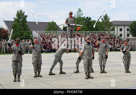 Membri del 335Training Squadron freestyle team trapano effettuare durante il 81o gruppo di addestramento di drill down sul Levitow Supporto Training Facility pad trapano a Keesler Air Force Base, Mississippi, 15 giugno 2018. Avieri dalla 81st TRG hanno gareggiato in un aperto trimestrale di ranghi di ispezione, regolamento routine trapano e punte di freestyle di routine. Foto Stock