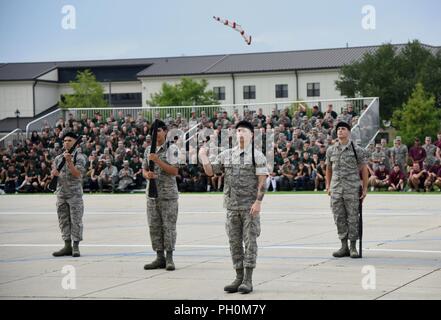 Membri della 336a Training Squadron freestyle team trapano effettuare durante il 81o gruppo di addestramento di drill down sul Levitow Supporto Training Facility pad trapano a Keesler Air Force Base, Mississippi, 15 giugno 2018. Avieri dalla 81st TRG hanno gareggiato in un aperto trimestrale di ranghi di ispezione, regolamento routine trapano e punte di freestyle di routine. Foto Stock