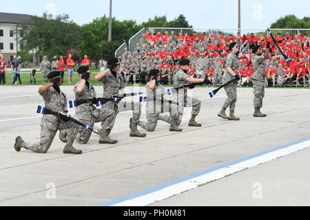 Membri del 334 Training Squadron freestyle team trapano effettuare durante il 81o gruppo di addestramento di drill down sul Levitow Supporto Training Facility pad trapano a Keesler Air Force Base, Mississippi, 15 giugno 2018. Avieri dalla 81st TRG hanno gareggiato in un aperto trimestrale di ranghi di ispezione, regolamento routine trapano e punte di freestyle di routine. Foto Stock