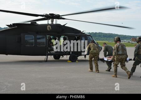 CINCINNATI, OHIO -- Un team di tattiche di Critical Care Team di evacuazione trasporto studenti un ferito criticamente 'paziente' manichino durante un esercizio TCCET presso il centro di Cincinnati per il supporto di trauma e la disponibilità di competenze. Il C-stelle è un partenariato congiunto tra le università di Cincinnati Medical Center e la forza dell'aria, con la missione di fornire hands-on, realistici di addestramento militare per il personale medico nel trauma e critical care. Durante il giro di formazione TCCET, combattere medic squadre subiscono una vasta formazione di simulazione con realistici scenari paziente per testare le loro abilità t Foto Stock