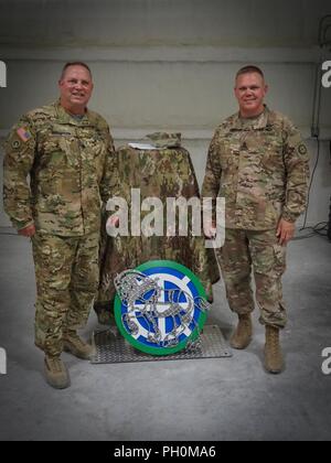 Missouri guardie nazionali, Lt. Col. Leif Thompson, comandante del battaglione della 935th aviazione battaglione di supporto (ASB), trentacinquesimo combattere la Brigata Aerea, con sede a Springfield, Mo., e il comando Sgt. Il Mag. Paolo Durr, comando Sergente Maggiore della 935th ASB, stand con le unità insegne prima B. Co., 935th ASB patching della cerimonia a nord di Fort Hood in Texas, 15 giugno 2018. Il 935th ASB il motto, "cavallo da tiro", è riconosciuto da parte del governo degli STATI UNITI Centro dell'esercito di storia militare. Foto Stock