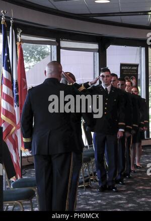 Il Mag. Gen. Troy Kok, il 99th Divisione Readiness comandante generale saluta i colori durante una cerimonia di messa in servizio presso l'U.S. Merchant Marine Academy si trova in Kings Point, New York, 16 giugno. Kok ha commissionato cinque 2a luogotenenti, tre in servizio attivo e due in riserva. Foto Stock