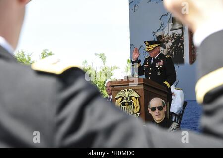 2 Lt. Liam Deegan, un recentemente commissionato Medical Services officer NEGLI STATI UNITI La riserva di esercito, solleva la mano destra per ripetere il giuramento di ufficio da magg. Gen. Troy Kok, il 99th Divisione Readiness comandante generale durante la cerimonia di laurea inizio a U.S. Merchant Marine Academy si trova in Kings Point, New York, 16 giugno. Deegan è uno dei cinque aspiranti guardiamarina alla Commissione con gli Stati Uniti Esercito presso l accademia per questa classe di laureati. Foto Stock