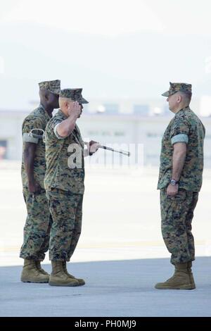 Stati Uniti Marine Corps. Sgt. Il Mag. Laureano Perez Jr., Ex sergente maggiore di antenna Marine Refueler squadrone di trasporto (VMGR) 152, sinistra, saluta U.S. Marine Corps Lt. Col. Andrew Pushart, comandante della VMGR-152, al Marine Corps Air Station Iwakuni, Giappone, 15 giugno 2018. Lo squadrone ha ospitato un post e cerimonia di sfiato al fine di riconoscere formalmente il totale trasferimento di autorità da Perez a U.S. Marine Corps Sgt. Il Mag. Charles Tyler, sergente maggiore di VMGR-152. Foto Stock