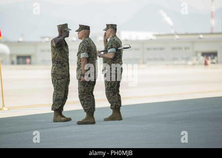 Stati Uniti Marine Corps Sgt. Il Mag. Charles Tyler, sergente maggiore di antenna Marine Refueler squadrone di trasporto (VMGR) 152, saluta U.S. Marine Corps Lt. Col. Andrew Pushart, comandante della VMGR-152, al Marine Corps Air Station Iwakuni, Giappone, 15 giugno 2018. Lo squadrone ha partecipato a un sollievo e nomina a sostegno degli Stati Uniti Marine Corps Sgt. Il Mag. Laureano Perez Jr., Ex sergente maggiore di VMGR-152, a Tyler. Foto Stock