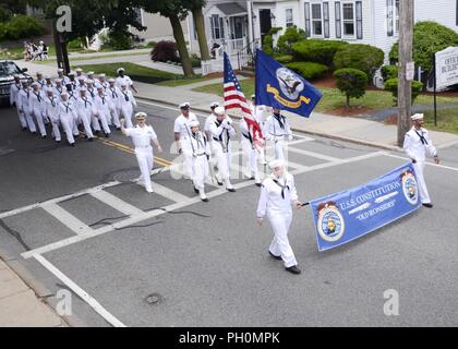 Messa. (14 giugno 2018) l'equipaggio della USS Constitution marche attraverso le strade di Dedham, Massachusetts durante Dedham's 2018 Giornata di bandiera Parade. Giornata di bandiera commemora l adozione della bandiera degli Stati Uniti il 14 giugno 1777 dal secondo congresso continentale. Foto Stock