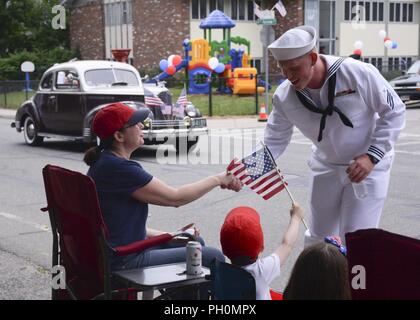 Messa. (14 giugno 2018) della nave marinaio Veteran Giuseppe Woynar, assegnato alla USS Constitution, interagisce con i residenti di Dedham, Massachusetts, durante Dedham's 2018 Giornata di bandiera Parade. Giornata di bandiera commemora l adozione della bandiera degli Stati Uniti il 14 giugno 1777 dal secondo congresso continentale. Foto Stock
