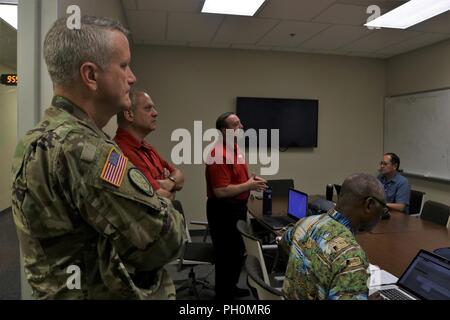 Una squadra del dipartimento della Air Force il 836th Cyber Operations Squadron, sono osservati dalla concorrenza i facilitator durante il giorno tre del Cyber X-Games 2018, ospitato dalla riserva di esercito Cyber Operations Group (ARCOG), 335a comando di segnalazione (teatro), e la University of Texas di San Antonio (UTSA), Giugno 15 a UTSA. Il Cyber X-Games è un corso di cinque giorni esercizio agevolato dai militari e dai partenariati academia consistente di indagine e ricognizione della cyber ambiente, iniettare il rilevamento e risposta e vivere rosso/blu teaming. Questo anno di giochi incentrati sulla protezione di rete di importanza critica Foto Stock