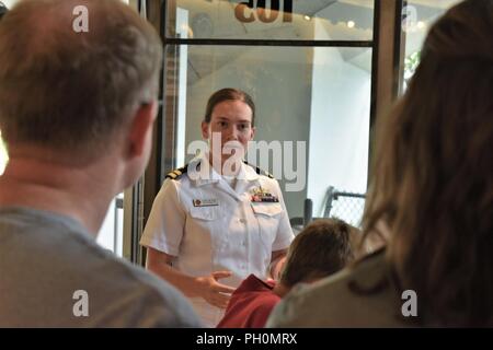 Lt. Caitlin bene con la Joint Typhoon Warning Center nel porto di perla, HI, parla di meteorologia marina con i visitatori a University of Nevada - Reno Fleischmann Planetarium. JWTC è una delle molte unità in Reno per la Settimana della Marina. Navy settimana programmi servono come NEGLI STATI UNITI Navy Il principale sforzo di divulgazione in aree del paese che la mancanza di una significativa presenza della Marina Militare, aiutando gli americani a capire che il loro Marina è distribuito in tutto il mondo, circa l'orologio, pronto a difendere l'America in tutti i tempi. Foto Stock