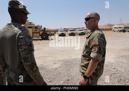 Stati Uniti Comando Esercito Sgt. Il Mag. Michael Crosby, comando Sgt. Il Mag. Combined Joint Task Force - operazione inerente a risolvere, e un contingente danese sottufficiale, discutere i corsi di formazione che si svolge presso il miglioramento della capacità di partenariato in sito Al Asad, Iraq, 15 giugno 2018. Questa formazione fa parte del complesso di Combined Joint Task Force - Funzionamento inerenti risolvere potenziata la capacità dei partner di missione che si concentra sulla formazione per migliorare la capacità di protezione all'interno della nazione. Foto Stock