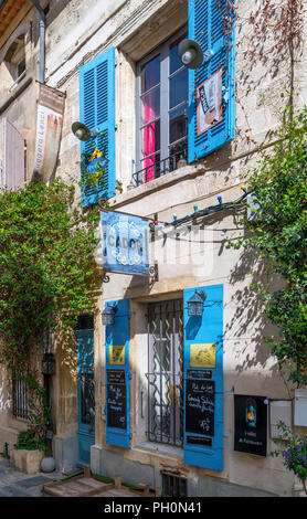 Tradizionale provenzale ristorante della città vecchia , Arles, Provenza, Francia Foto Stock